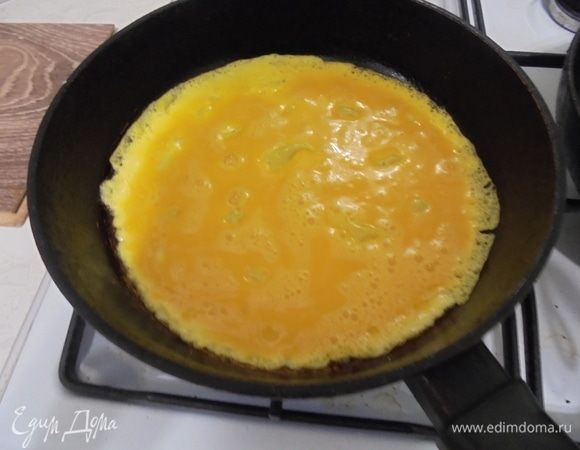 Для омлета взбить яйца и на оливковом масле обжарить омлет. Остудите омлет и нарежьте на кусочки.