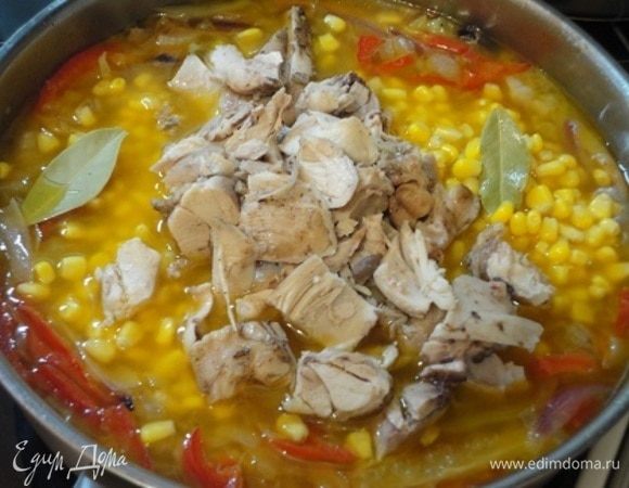 Куриное мясо отделить от костей и нарезать кусочками. Положить кусочки мяса и зерна кукурузы в бульон с овощами, добавить лавровый лист, свежемолотый черный перец, Попробовать на соль. Довести до кипения и снять с огня.