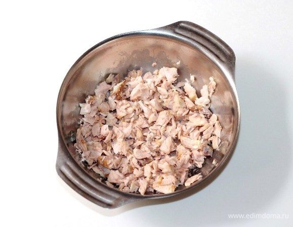 Я готовила суфле из вареной рыбы, чтобы отбить рыбий запах. 
Филе рыбы отварить, добавив в бульон лавровый лист, соль и перец горошком. Затем рыбу нарезать кусочками и выложить в чашу блендера. 