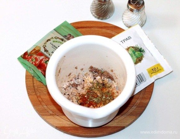 К рыбе добавить отруби, желток, сливки, паприку, перец черный молотый, приправу и соль, перемешать и измельчить блендером.