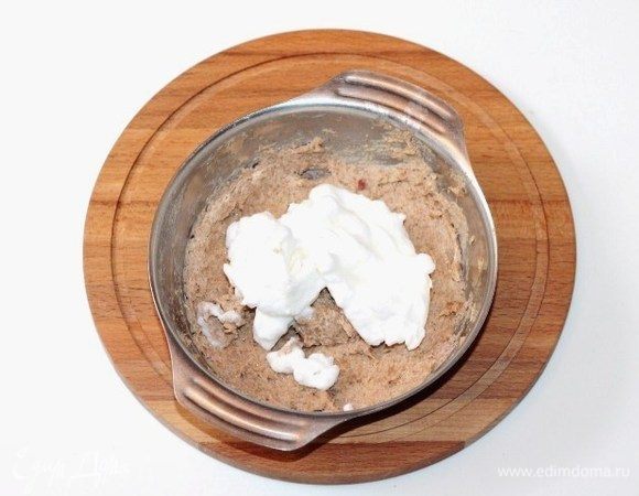 Охлажденный белок взбить с щепоткой соли до мягких пиков и аккуратно вмешать в рыбную смесь.
