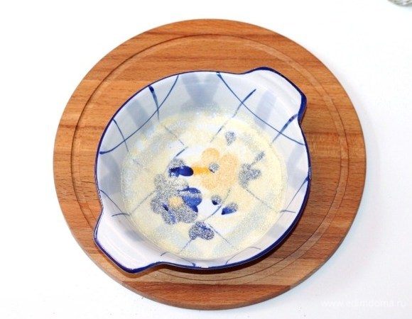 Форму для выпечки (16-18 см) смазать растительным или сливочным маслом и присыпать манной крупой.
