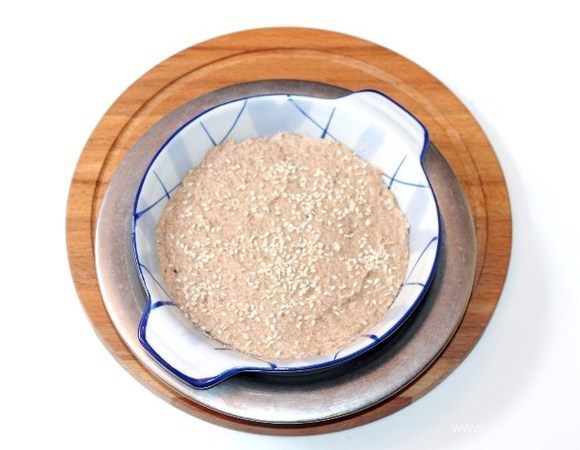 Выложить рыбный фарш в форму и разровнять. Посыпать кунжутом. Поставить формочку с рыбным фаршем в емкость с водой и отправляем в предварительно разогретую до 190°С духовку, на 30-40 минут.
