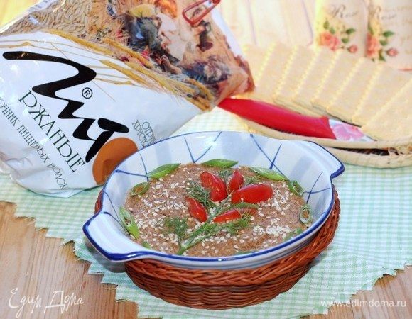 Подаем рыбное суфле, украсив зеленью и кусочком помидора.
