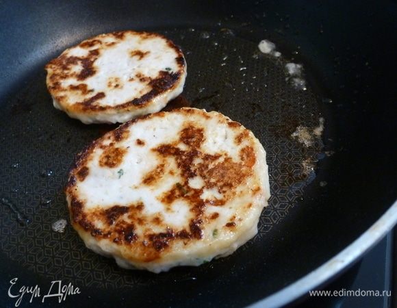 Приготовим фарш, хорошо перемешаем его, отобъем немного. Из яйца я взяла только белок.
Через сервировочное кольцо выложим фарш и пожарим нужное количество котлет.