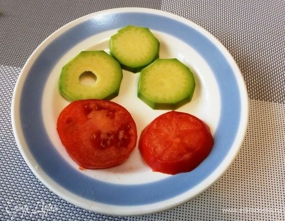 Авокадо и помидор нарежем колечками средней толщины. Авокадо можно сбрызнуть лимонным соком.