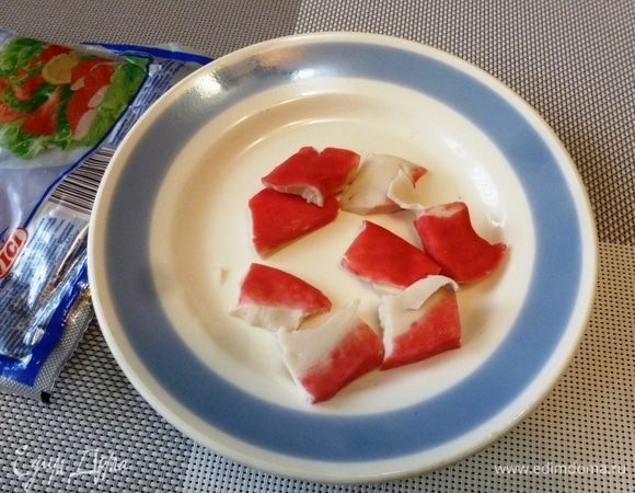 Крабовое мясо ТМ VICI нарежем по толщине овощей.