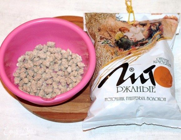 Ржаные отруби ТМ «Лито» перемолоть в кофемолке и просеять. Высыпать отруби в миску и залить молоком, перемешать. 