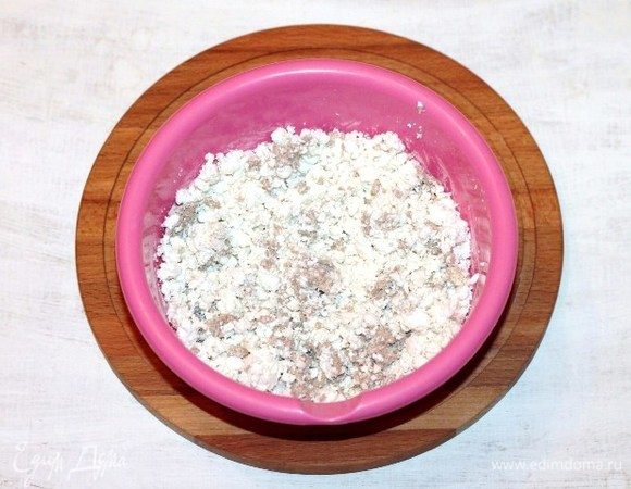 Добавить творог, фруктозу по вкусу, 1 яйцо и 2 белка, перемешать.
