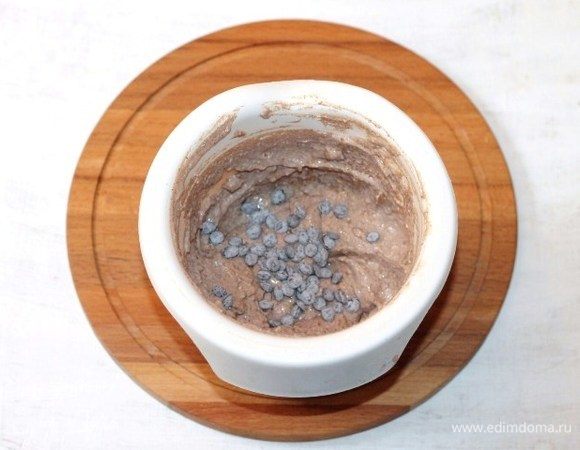 Вмешайте шоколад в творожную смесь.
