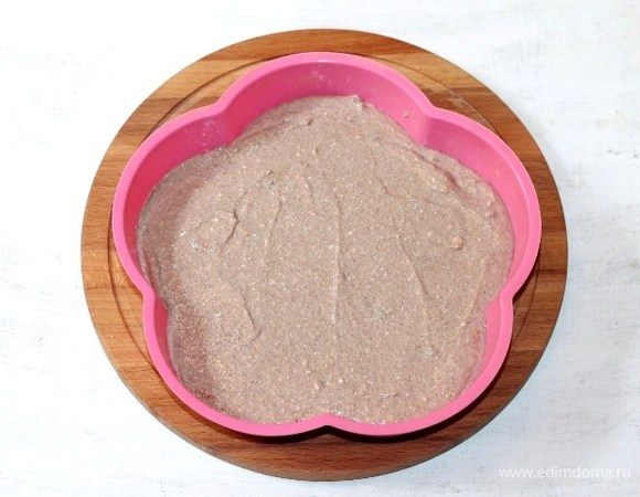 Выложите творожную смесь в силиконовую форму для выпечки. 
