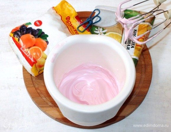 К запеканке можно приготовить белковый крем. Взбить 1 белок с маленькой щепоткой соли. Затем добавить фруктозу (1 ст. л.), на кончике ножа лимонную кислоту и красный сок. 