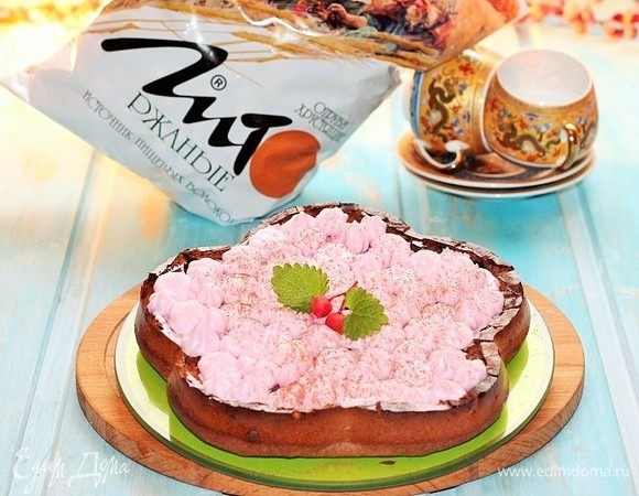 Взбить белковую смесь до пиков и выложить крем на охлажденную запеканку.
