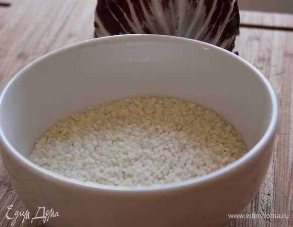 Тем временем, подготовить рис. Примерно, такое количество. Для таких типов ризотто хорошо подходит рис краснодарский.