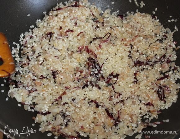 Всыпать рис в сковороду, перемешать, и жарить до золотистой корочки, постоянно помешивая.