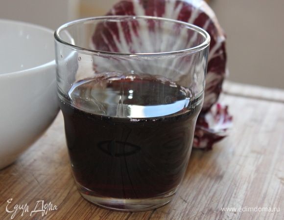 Тем временем, подготовить сухое вино. Потребуется примерно столько, как на фото (1/2 стакана). Увеличить огонь.