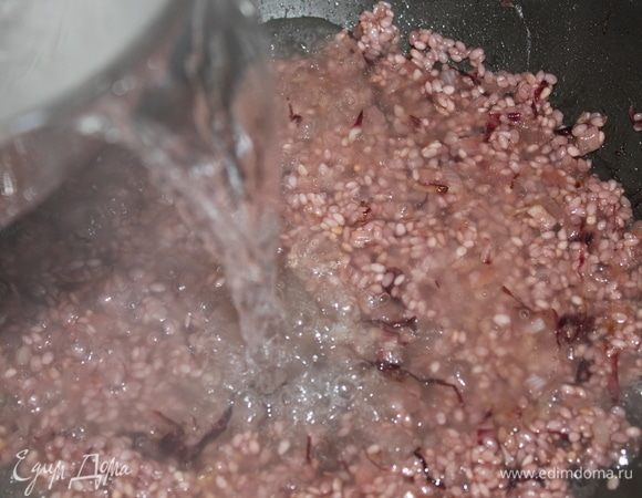 На момент, когда вино полностью испарилось, влить кипящую воду, примерно, 1/2 от имеющейся. Накрыть крышкой, варить на медленном огне. Далее, воду нужно добавлять, ориентируясь на желаемую консистенцию. Рис, с момента добавления кипящей воды готовится 21 минуту на медленном огне. Важно! Вода, на каком бы этапе вы ее не добавляли, должна быть горячей, иначе, у вас вместо ризотто получится каша.