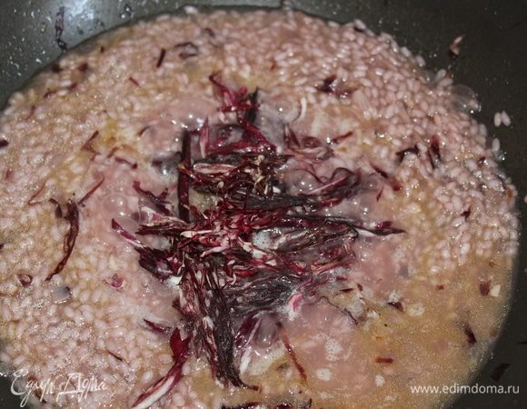 Примерно, за 8 минут до окончания приготовления, добавьте оставшуюся часть мелко нарезанного цикория, и немного оставьте свежего для украшения. Перемешать, снова накрыть крышкой на 3–4 минуты.