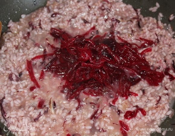 За 4–5 минут до готовности риса, добавьте 1/2 вареной свеклы, натертой на крупной терке. Перемешать, но не накрывать больше крышкой.