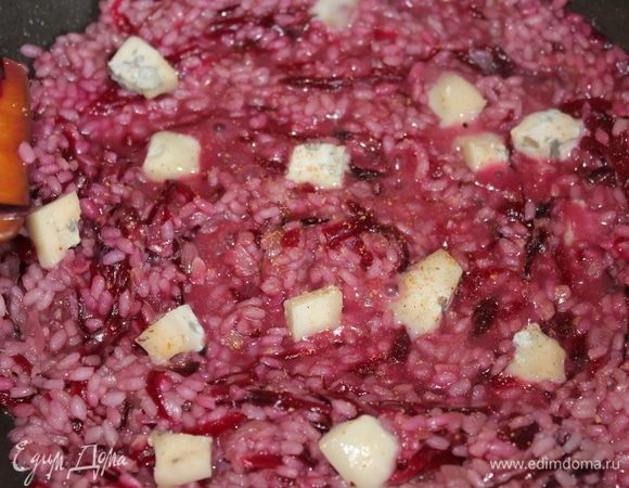 Добавить сразу горгонзолу, нарезанную кубиками, или небольшими кусочками, натереть на мелкой терке мускатный орех, перемешать. В этот момент, ризотто приобретает уверенно рубиново-сливочный цвет. Уже очень аппетитно!