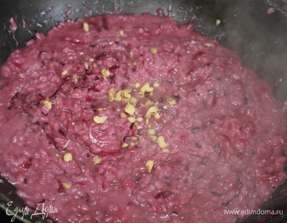 За 1–2 минуты до готовности риса, всыпать часть порубленных грецких орехов. Перемешать, накрыть крышкой, по готовности выключить и оставить на 3–4 минуты, не больше, чтобы рис дошел.