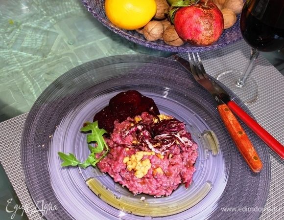 Ризотто готов! Украсьте его сверху порубленными грецкими орехами, свежим цикорием, ломтиками свеклы, зеленью. Присыпьте свежемолотым черным перцем, сбрызните оливковым маслом. Такой ризотто, прямо просится к подаче с бокалом красного сухого вина. Приятного аппетита! Buon appetito!