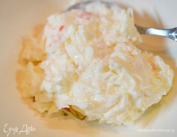 Яйца предварительно отварить вкрутую. Отделить белки от желтков. Белки натереть на терке и смешать с ложкой сметаны.