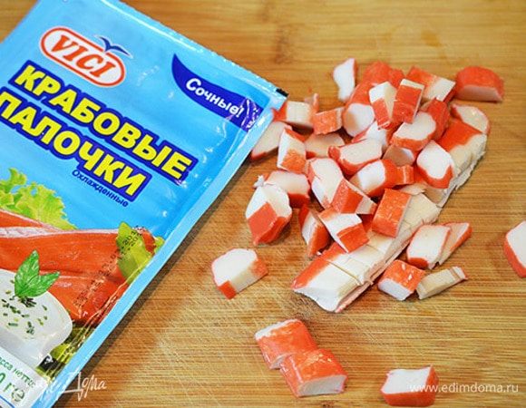Крабовые палочки нарезать. Я всегда в своих блюдах использую крабовые палочки и крабовое мясо ТМ VICI. Они очень сочные, не содержат консервантов, сделаны из натуральной рыбы.
