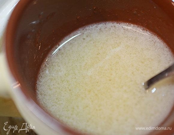 Желатин замочить минут на 15 в холодной воде. Затем распустить на водяной бане.