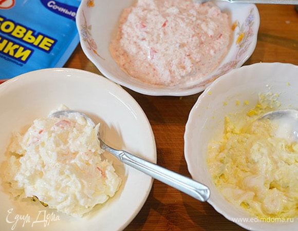 У нас получилось 3 начинки: крабовая, белковая и желтковая. В каждую добавим по столовой ложке распущенного желатина. Перемешаем. Посолим по вкусу.