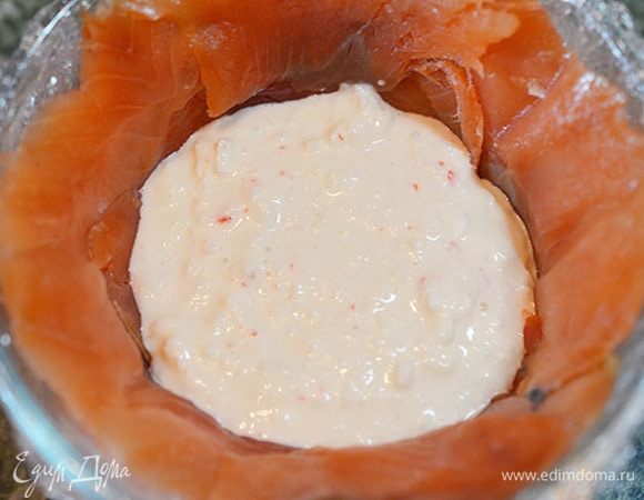 На ломтики рыбы выкладываем белковый мусс.
