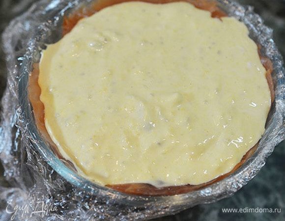 И желтковый мусс. Закрываем пленкой и убираем в холод на 4 часа.