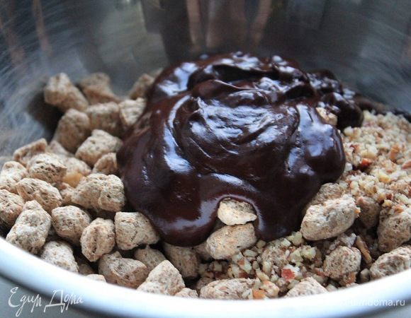 Соединить отруби ТМ «Лито», орехи и растопленный шоколад, тщательно перемешать.