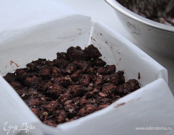 Подготовленную массу утрамбовать в форму. Рекомендую прежде в форму уложить полоски пергаментной бумаги (также отлично подойдет и пищевая пленка), тем самым вы за две секунды достанете готовый десерт. Убрать в холодильник на 1,5 часа.