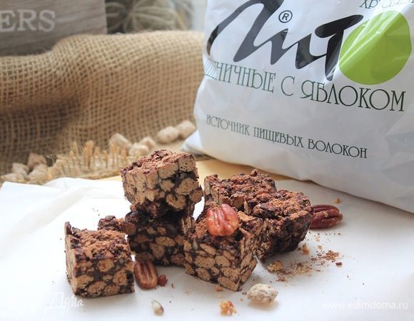 Разрезать на аппетитные кубики. В случае использования круглой формы, можно нарезать на куски, как будто миниатюрный торт. 
Ох, этот разрез! По консистенции получается достаточно плотный.