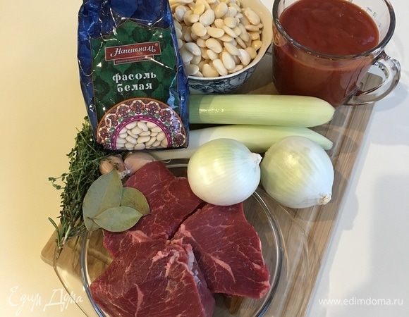Фасоль ТМ «Националь» предварительно замочить в холодной воде на 8 часов, можно на ночь, она увеличится в размере почти в два раза. Перед приготовлением воду слить и залить свежую. Отварить с ароматными травами и черным перцем горошком (1 час). 