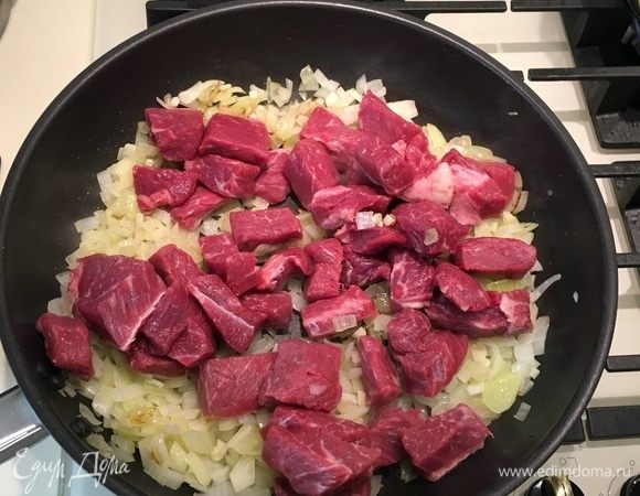 В сотейник с обжаренными овощами добавить нарезанное небольшими кусочками мясо и обжарить все вместе 10 минут.