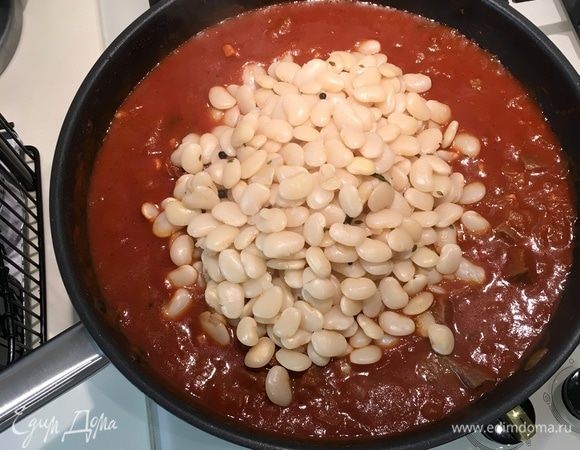 Положить в сотейник отваренную фасоль и готовить еще 20 мин.
Можно по желанию добавить мелко нарезанную петрушку и пару свежих лавровых листочков.
Это очень вариативное блюдо, вино можно взять красное, вместо говядины взять баранину или филе индейки, добавить немного сельдерея и моркови.
