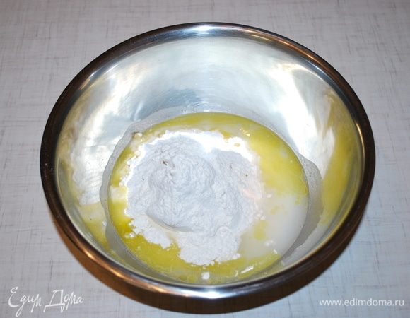 Из муки, воды, соли и оливкового масла замешиваем тесто.