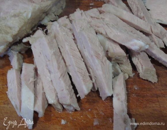 Свинину нарежьте длинными брусочками. Главное свинину не переварить, так она сохранит свою форму при нарезке.