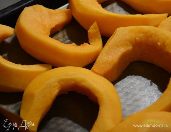 Тыкву помыть, почистить и запекать до мягкости, можно сварить на пару. Я готовила в духовке минут 35 при 200°С.