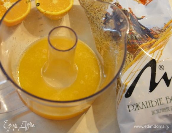 Выжать сок из 2-х апельсинов.