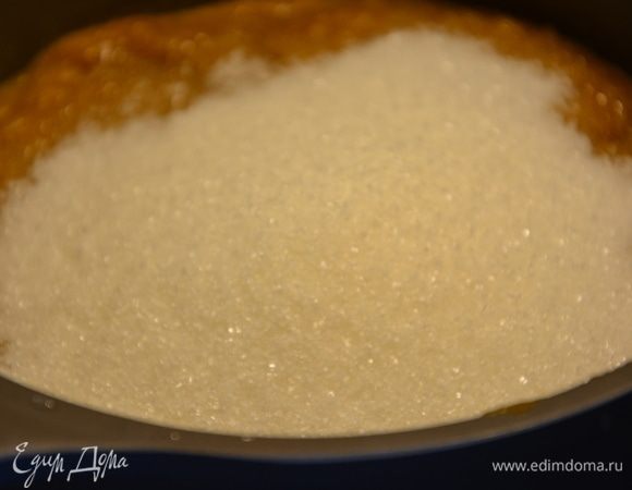 Всыпать сахар в тыквенное пюре, перемешать, поставить на плиту.