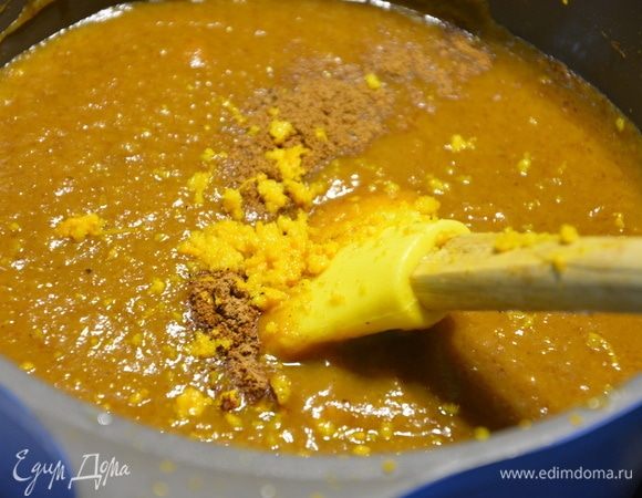 Добавить корицу, мускатный орех, цедру апельсина. Перемешать. Довести до кипения.