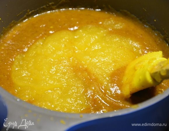 Вылить желатиновую смесь в тыквенное пюре, перемешать. Подогреть, до полного растворения желатина, помешивая непрерывно.