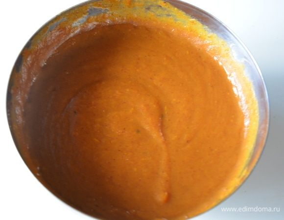 Полностью остудить. Масса должна быть еще жидкой, главное не передержать, иначе желатин схватится и получится желе.