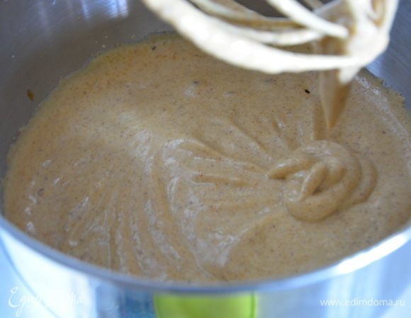 Взбивать остывшую смесь 10 минут на высокой скорости. Масса увеличится в объеме и побелеет.