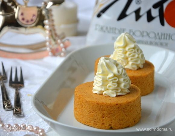 Украсить взбитыми сливками и подавать на десерт.