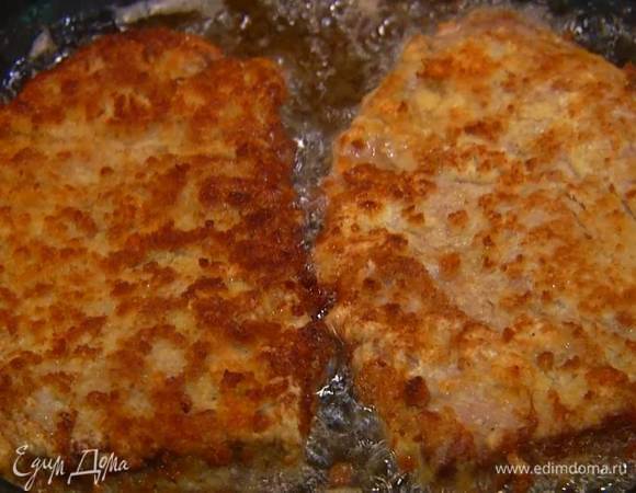 Разогреть в отдельной сковороде оставшееся оливковое масло и обжаривать отбивные с каждой стороны по 3‒4 минуты.