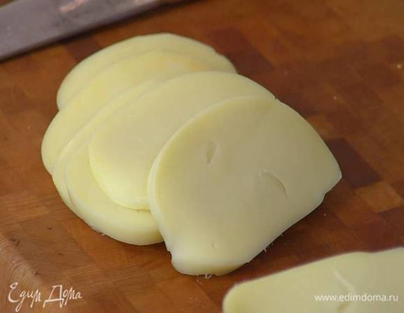 Моцареллу нарезать ломтиками, грана падано натереть на крупной терке.